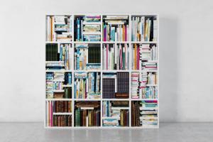 白色多尺寸开放式书架、书籍