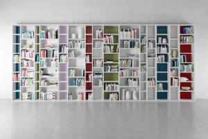 彩色背景的白色现代书架、书籍