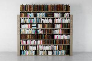 摆满书籍的开放式书架