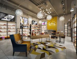 以红黄为主要色彩装饰的工业风女鞋店