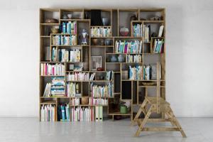 尺寸大小不等的北欧实木书架、书籍