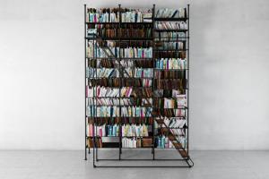 黑色钢管支架边框的工业风书架、书籍