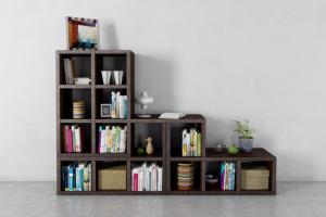 台阶状高低开放式书架、书籍