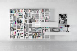 白色小方格墙面收纳书架、书籍