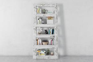 漆面斑驳的实木框书架、书籍