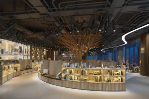 管道吊顶的工业风书店