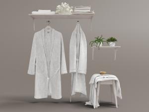 卫生间悬挂的浴袍、毛巾等卫浴用品