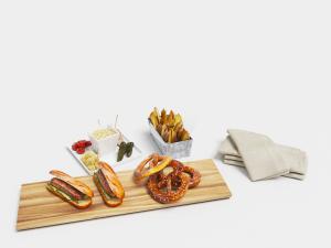 热狗面包、甜甜圈和薯条水果食品