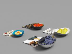 盛放在陶瓷水果盘里的葡萄、桃子、苹果