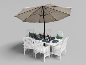 带有遮阳伞的户外白色实木条镂空餐桌椅