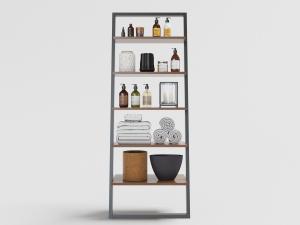 放在收纳架上的卫浴用品和毛巾