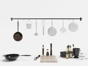 悬挂在金属收纳架上的厨具、锅