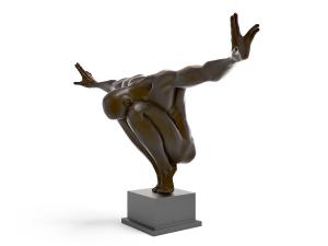 现代下蹲双臂伸展的雕塑