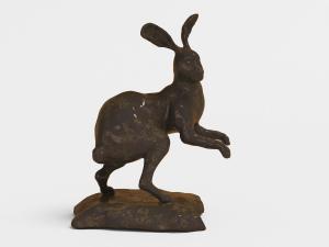 抬起双脚向前眺望的兔子雕像