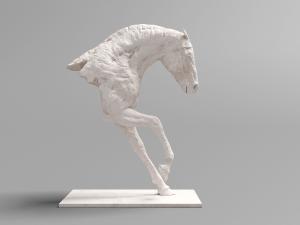 低头沉思的半身马匹石膏雕像