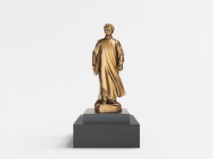 立在台阶上的纯铜人物雕像