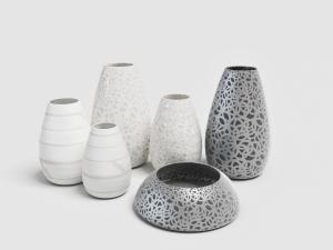 圆锥形鼓形带花纹的陶瓷摆件