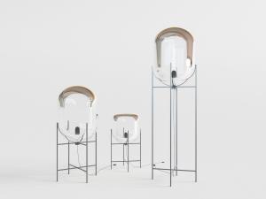 放在金属支架上的玻璃落地灯