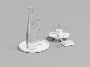 托盘里的玻璃汽水瓶、水杯