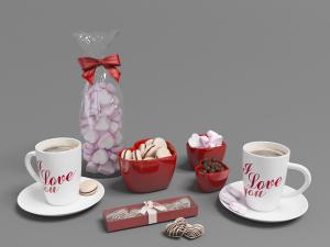 放在陶瓷杯里的两杯咖啡和棉花糖