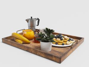 放在实木托盘里的咖啡、水果食物