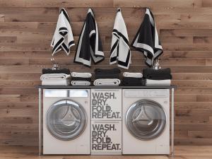 放在实木背景墙下面的工业风滚筒洗衣机