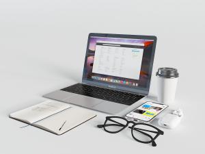 笔记本、眼镜和笔记本电脑