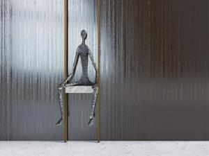 现代坐在台阶上的抽象人物雕像