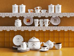 欧式北欧铺蕾丝边隔板上的陶瓷器皿、茶具