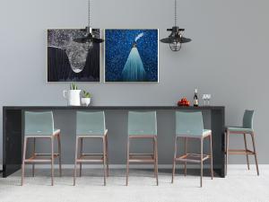 北欧带靠背的吧台凳、挂画