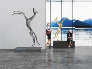 现代抬起前脚嘶鸣的马雕塑