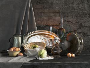 工业风做旧金属茶壶、竹筐和手鼓厨房用品