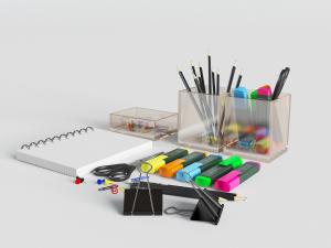 透明方形笔筒、记号笔和笔记本文具办公用品