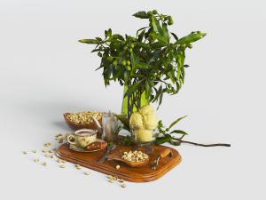 托盘上的冰激凌、咖啡和坚果食品