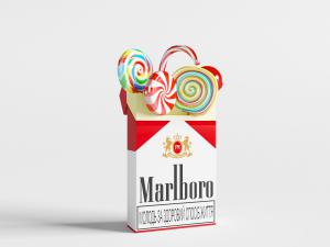 插在烟盒上的彩色棒棒糖食品