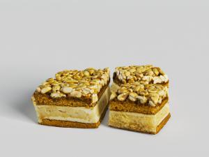 中式铺满花生的糕点食品