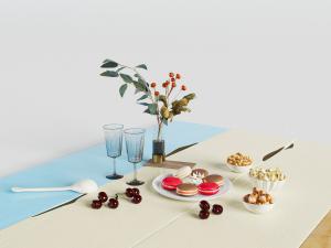 陶瓷盘里的马卡龙点心食品食物