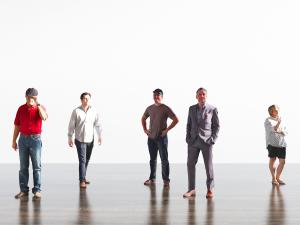 微笑走路的男人