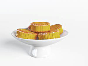放在白色陶瓷盘中的月饼食品
