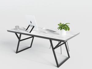 工业风办公桌、电脑