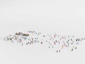 散布在广场的多人人群3d模型 散布在广场的多人人群