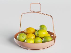 粉色陶瓷盘子里的柠檬水果