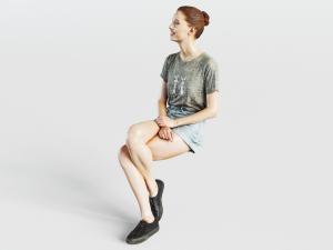 坐着微笑观看的女人