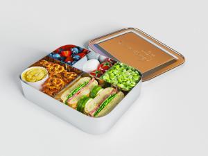 装在饭盒里的三明治水果食物