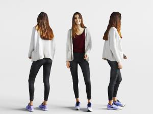 站立微笑的女人