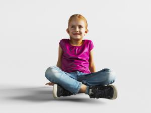 盘腿坐着的小女孩 儿童