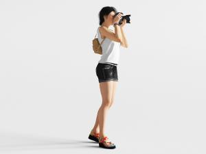 拿着相机拍照的女人