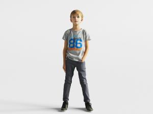 向上观望的小男孩 儿童