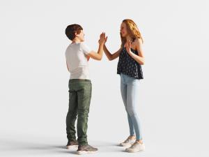 两个拍手微笑的女人