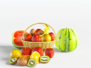 装在编织篮里的西瓜苹果水果